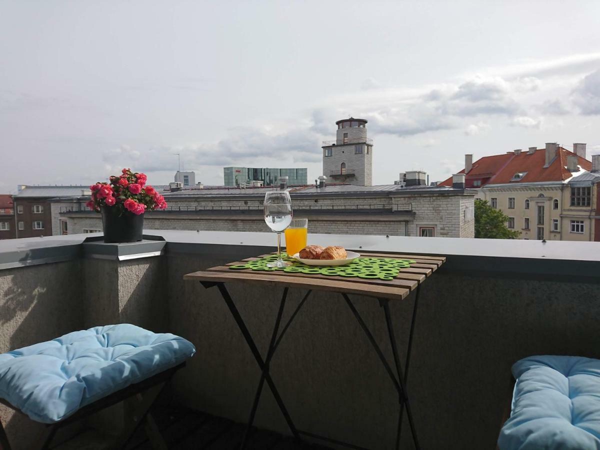 City Center Raua Apartment With Balcony Reval Esterno foto