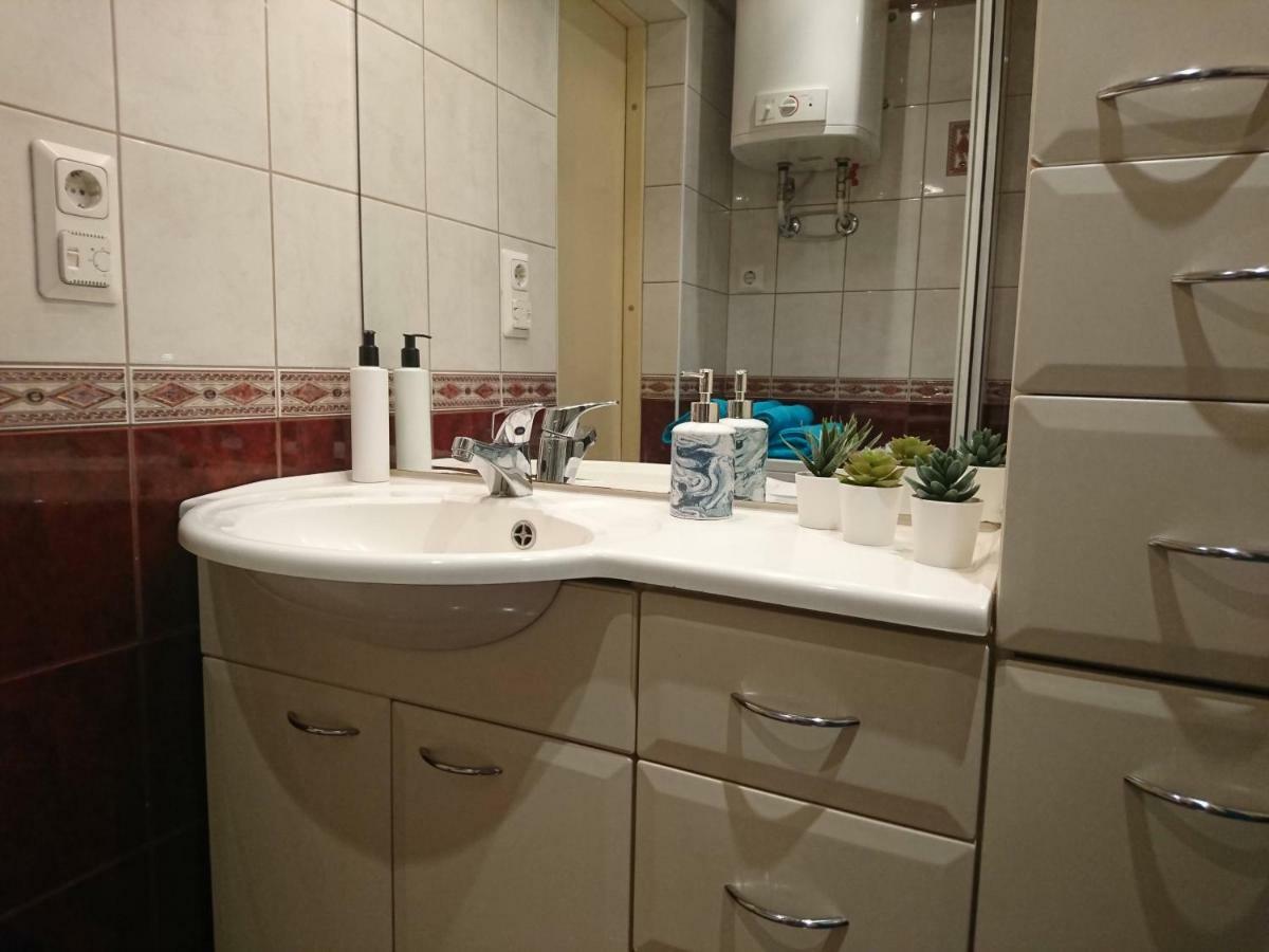 City Center Raua Apartment With Balcony Reval Esterno foto